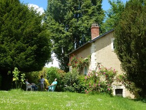 le gîte est une ancienne maison de garde barrière située à l'entrée du domaine