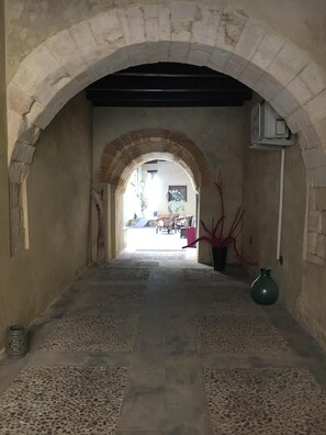 Entrance from Via Vittorio Veneto into the courtyard.