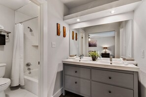 Master Bathroom
Tub/Shower Combo/Toilet/Vanity