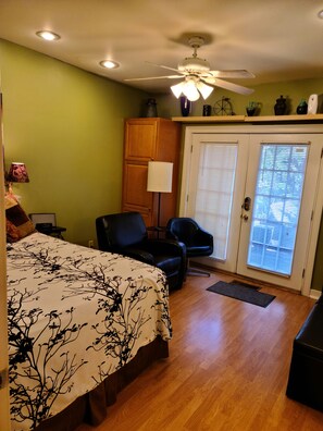 Comfortable Queen bedroom opens on to Lanai
