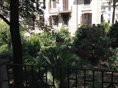 Apartment flavor in historic building, in the green, in Parioli. 