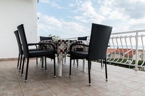 Große Terrasse mit herrlichem Blick auf das Meer mit den Inseln Brac und Hvar