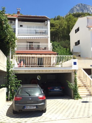 Ansicht vom Ferienhaus. Das App. mit der großen Terrasse befindet sich im 1.OG 