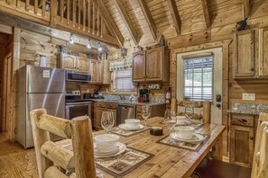 Gatlinburg Cabin - Beary Beary Special - Fully furnished kitchen with granite countertops and stainless steel appliances