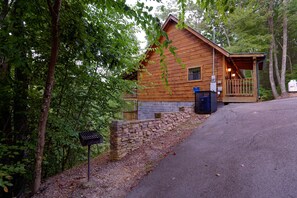 Pigeon Forge Cabin "Beary Beary Special" - Parking Area