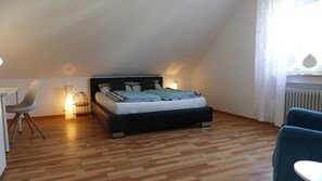 Das bequeme 160x200 Bett lädt zum ausschlafen ein..