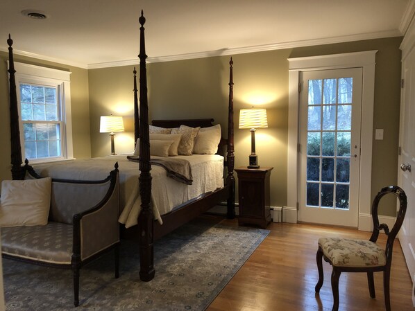 Master Bedroom - Queen size bed