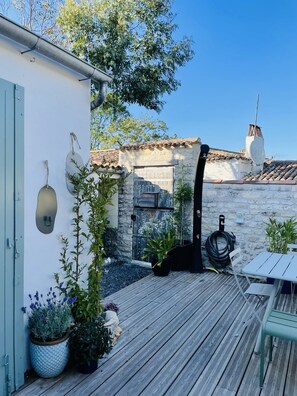 Terrasse - vue depuis le salon de jardin 