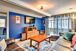 Living Room | Free WiFi | Central A/C | Smart TV