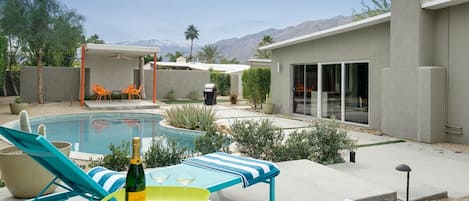 Pool/patio and great mountain views!