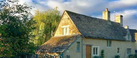 Culls Cottage - in the glorious Cotswold village of Southrop.