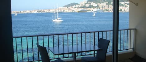 vue de la terrasse couverte sur la golfe d'Ajaccio et le port de plaisance