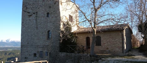 La Torre e la scuderia del Castello 