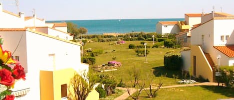 En 3 minutes, vous êtes  sur la plage. C est juste la, au bout du jardin....