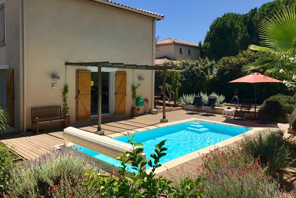 Privat trädgård med uppvärmd pool