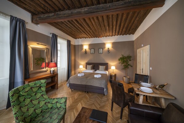Living bedroom with double bed 180x200 cm, double sofa bed and dining table