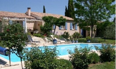 Casa con piscina privada y jardín verde a los pies del Luberon.