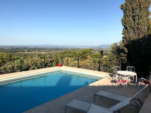 Vue imprenable sur la mer et la plaine, à l'abri de tous les regards 