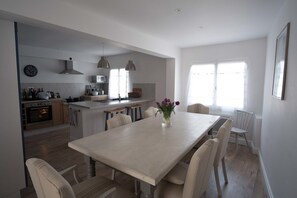 Open plan kitchen and dining room 