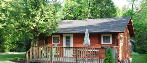 Charming Cottage With Deck & Picnic Table