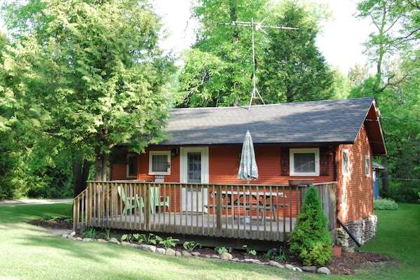 Charming Cottage With Deck & Picnic Table