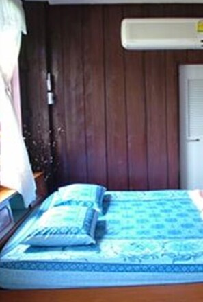 Family ROOM Riverside Homestay in Ampawa