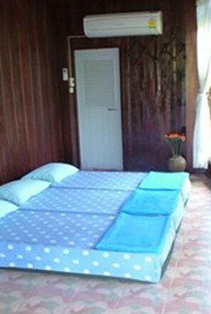 Family ROOM Riverside Homestay in Ampawa