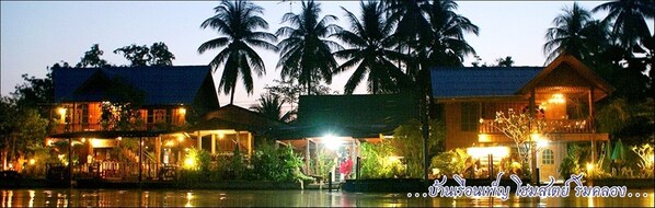 Family ROOM Riverside Homestay in Ampawa