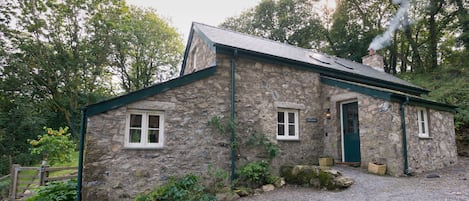 Bryn Derw is a delightful and secluded cottage nestled in the woodlands