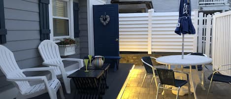 Oceanside cottage with direct private access to Salisbury Beach (25 steps)