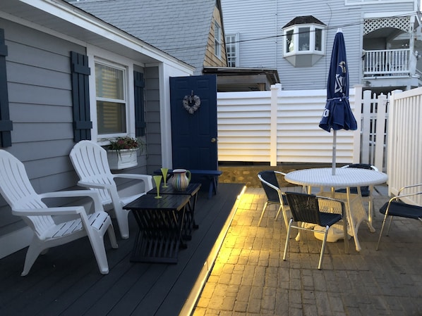 Oceanside cottage with direct private access to Salisbury Beach (25 steps)