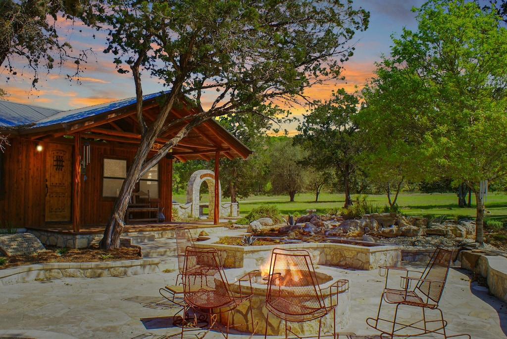 Adorable cabin close to town with exceptional outdoor space and private