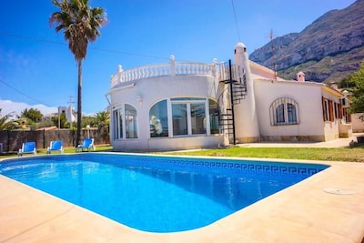 Villa con piscina y jardín privado, vistas panorámicas al mar y a la montaña