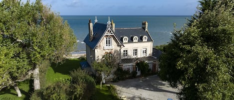 Vue aérienne de la villa coté jardin