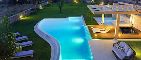 Private unique pool and spa 