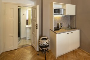 Kitchenette with fridge and basic kitchen utensils and fridge with freezer