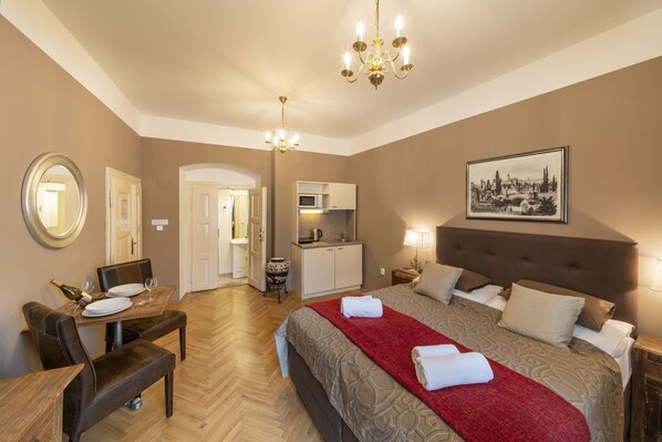 Living bedroom with double bed,  kitchenette and dining table