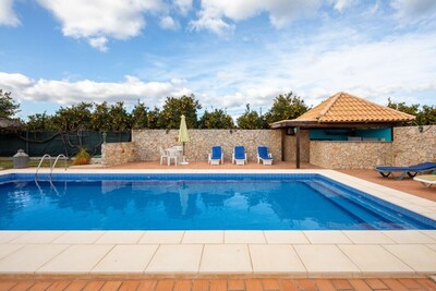 Villa bastante rural, piscina con barra de cabaña, barbacoa, WiFi, a 7 km del centro de Tavira.