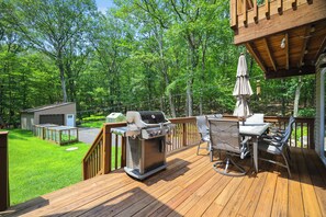 Evenings on the deck: grill, dine, unwind under string lights & stars.