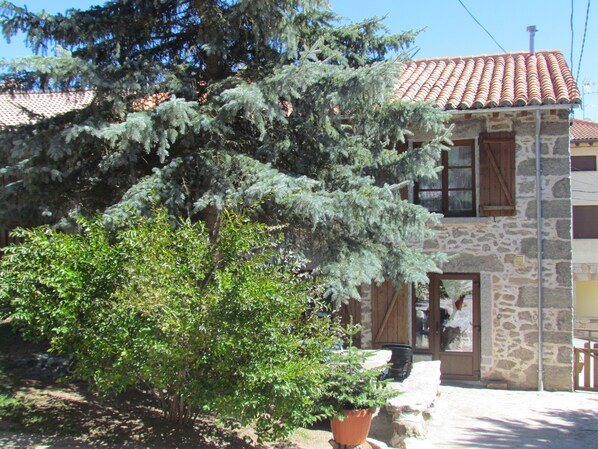 casa rural de Gredos la Esperilla fachada primavera