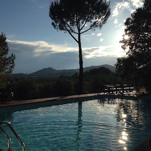 Piscina panoramica condivisa dai sette appartamenti del borgo privato Caminino