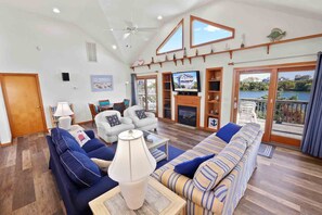 Surf-or-Sound-Realty-393-Sandfiddler-living room