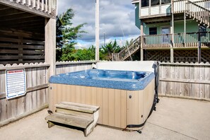 Surf-or-Sound-Realty-Sandfiddler-393-Hot-Tub