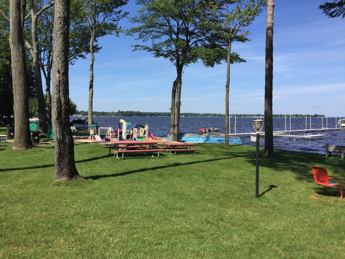 Cedar Oaks Lakeside Resort – Houghton Lake – Formally Ohana / Riviera Resort.