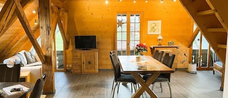 La Salle à manger et le Salon spacieux et comfortable avec deux Canapés