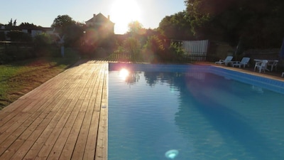 Chrarming cabaña rústica con 4 dormitorios, gran piscina compartida y jardines.