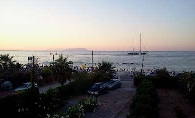 Eine Terrasse mit Blick auf das Meer ....