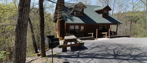 Pigeon Forge Cabin "Dances With Wolves" - Parking area