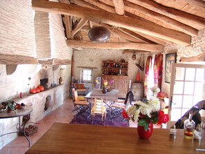 Salle à manger: grande table,  petite table de salon, radio/lecteur CD/USB