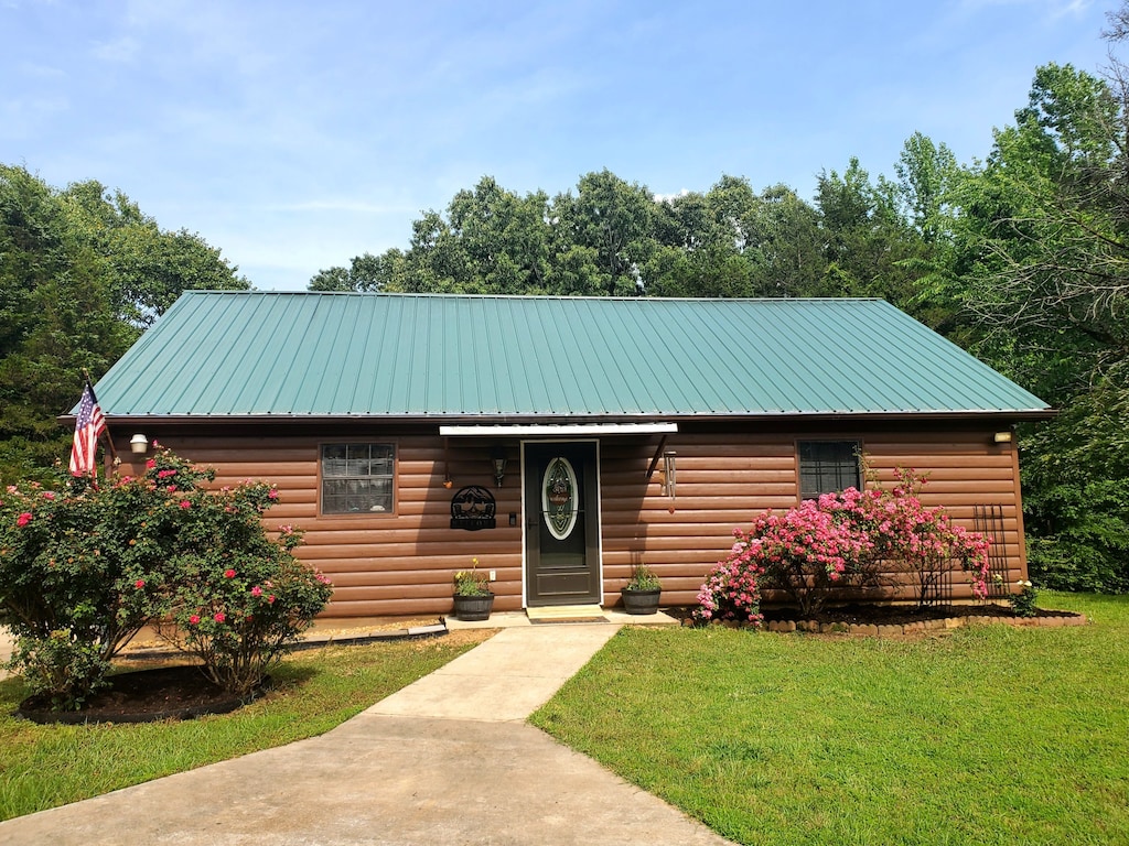 2 BR 1 Bath Cabin located 2 miles from Enid Lake (40 minutes from Ole Miss)